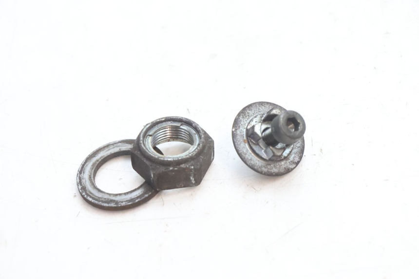 photo de MOER DRAAIWIEL UITGANG VERSNELLINGSBAK SUZUKI GSR 600 (2005 - 2012) - Detail van het onderdeel