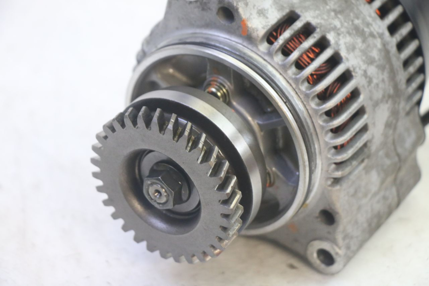 photo de ALTERNATOR SUZUKI GSF N BANDIT 600 (1996 - 1999) - Detail van het onderdeel