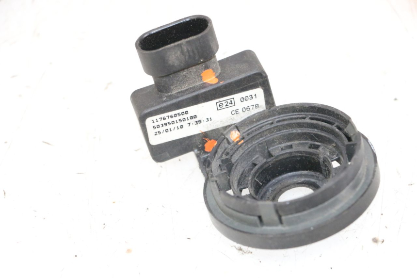 photo de TRANSPONDERANTENNE PEUGEOT GEOPOLIS 400 (2007 - 2013) - Zoom op gebruiksstaat