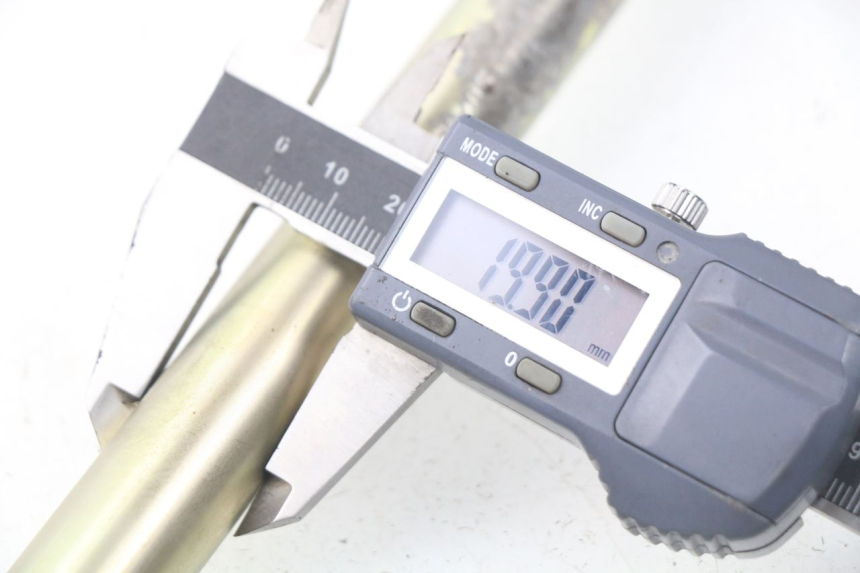 photo de ZWAARTPUNTAS ACHTERVORKARM MV AGUSTA BRUTALE R WALLY 910 (2008 - 2008) - Andere kijkhoek