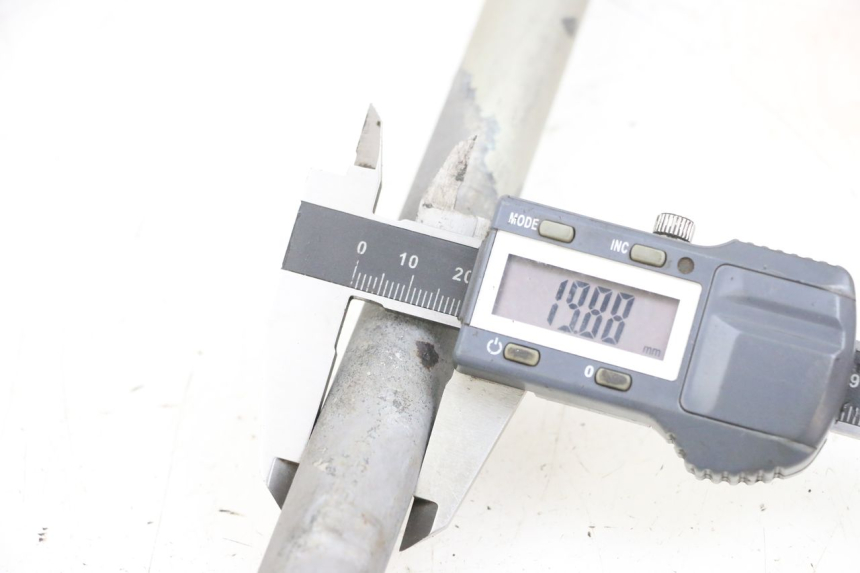 photo de ZWAARTPUNTAS ACHTERBRUG SUZUKI DL V STROM 1000 (2002 - 2007) - Detail van het onderdeel