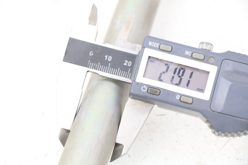 photo de ZWAARTPUNTAS ACHTERBRUG SUZUKI GSX-R GSXR 750 (2011 - 2016) - Zoom op gebruiksstaat