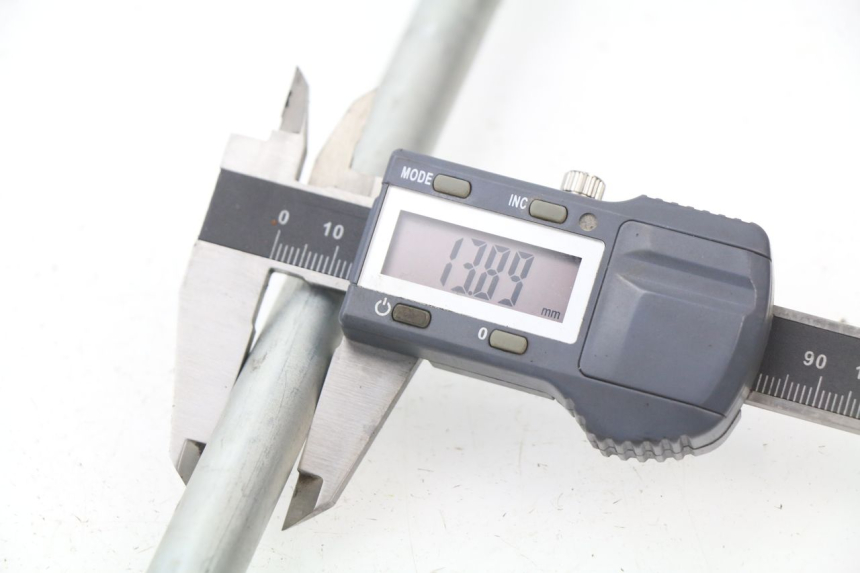 photo de ZWAARTPUNTAS ACHTERBRUG SUZUKI GSXF GSX F 600 (1988 - 1997) - Andere kijkhoek