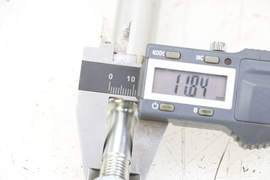 photo de ZWAARTPUNTAS ACHTERBRUG ROYAL ENFIELD SCRAM 411 (2022 - 2024) - Andere kijkhoek