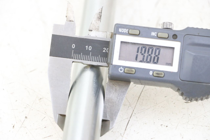 photo de ZWAARTPUNTAS ACHTERBRUG ROYAL ENFIELD SCRAM 411 (2022 - 2024) - Technische close-up