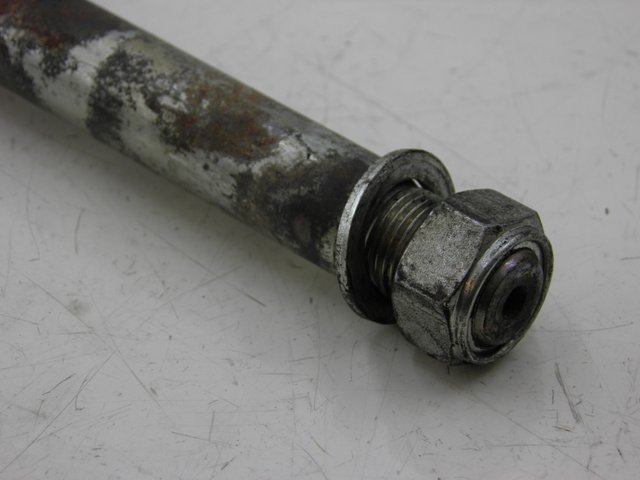 photo de ZWAARTPUNTAS ACHTERBRUG SUZUKI GSF N BANDIT 600 (1996 - 1999) - Detail van het onderdeel