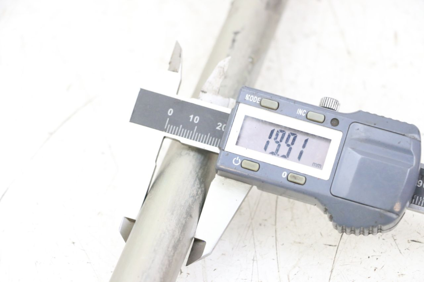 photo de AS SCHOMMELARM SUZUKI GSR 750 (2011 - 2017) - Zoom op gebruiksstaat