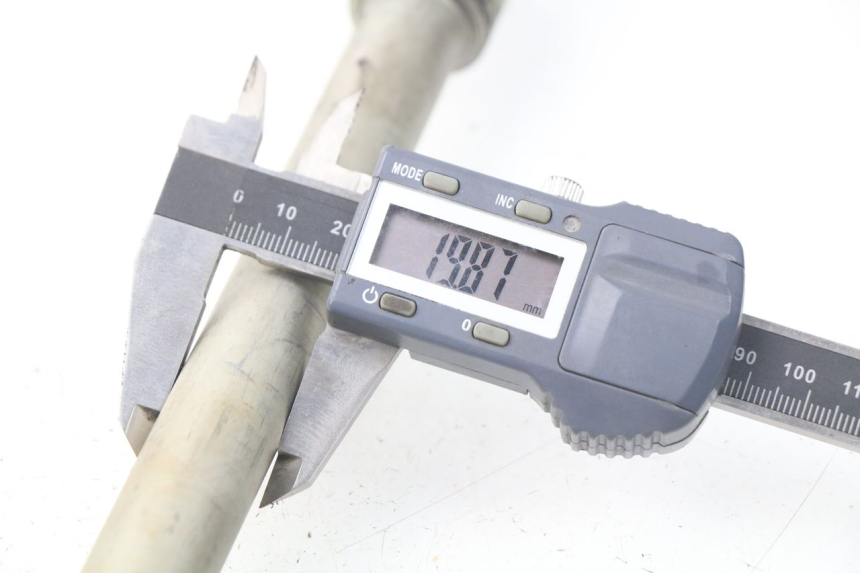 photo de ZWAARTPUNTAS ACHTERBRUG SUZUKI SV S ABS 650 (2003 - 2009) - Andere kijkhoek