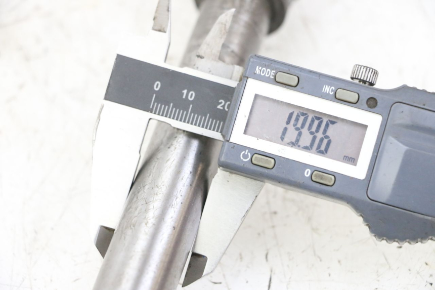 photo de ACHTERWIELAS KAWASAKI GTR 1000 (1994 - 2004) - Zoom op gebruiksstaat