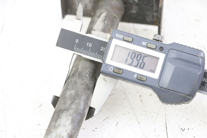 photo de ACHTERWIELAS KAWASAKI ZR7 ZR-7 S 750 (1999 - 2004) - Detail van het onderdeel