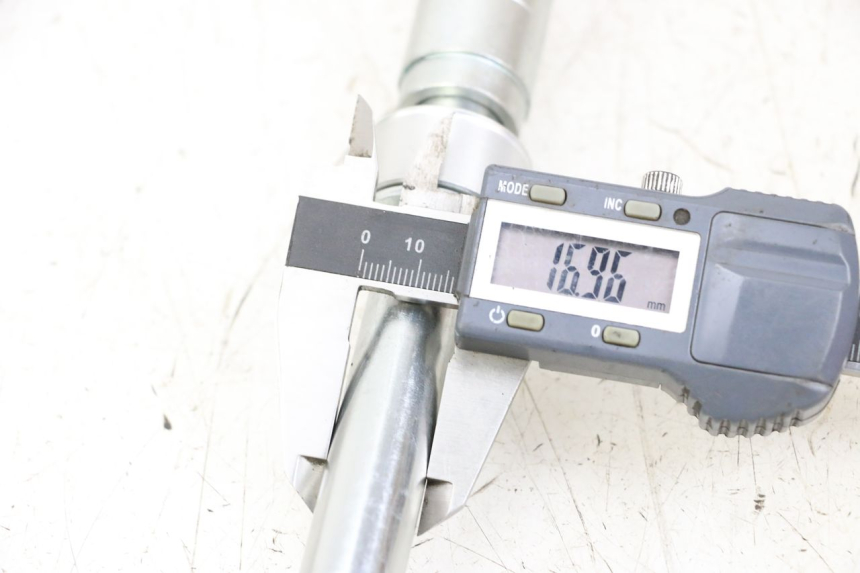 photo de ACHTERWIELAS ROYAL ENFIELD CONTINENTAL GT 650 (2019 - 2024) - Detail van het onderdeel