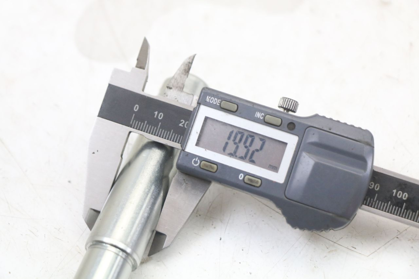 photo de VOORWIELAS ROYAL ENFIELD SCRAM 411 (2022 - 2024) - Technische close-up