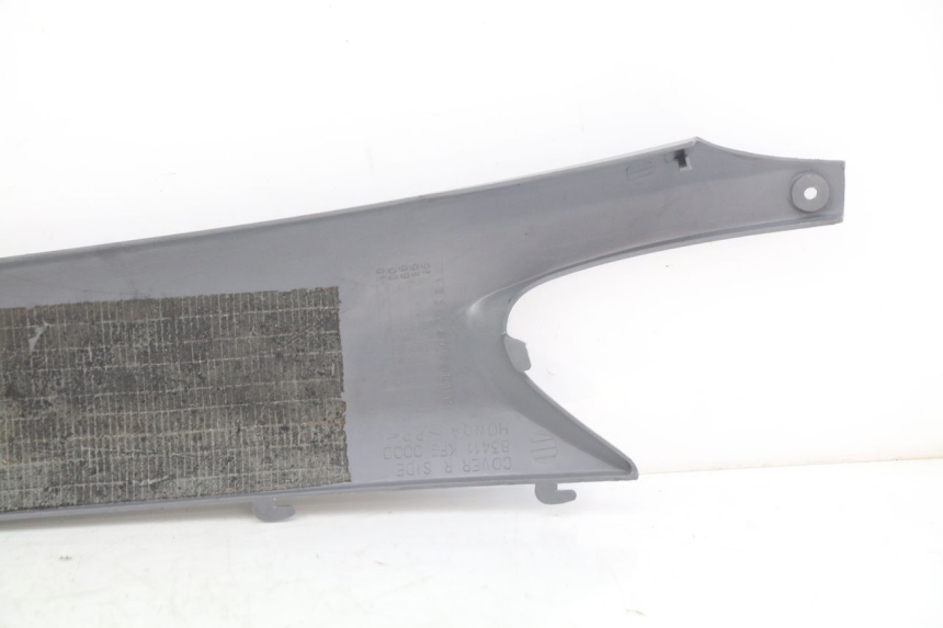 photo de rechter achterzijscherm onderzijde HONDA FES PANTHEON 2T 125 (1998 - 2002) - Detail van het onderdeel