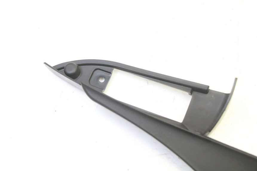 photo de rechter achterste dorpelplaat PIAGGIO MP3 HPE 310 (2024 - 2025) - Detail van het onderdeel