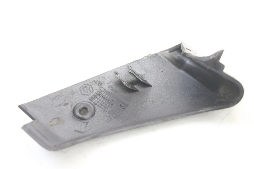 photo de rechter achterste dorpelplaat PIAGGIO VESPA GRANTURISMO 125 (2003 - 2007) - Bevestigingspunten