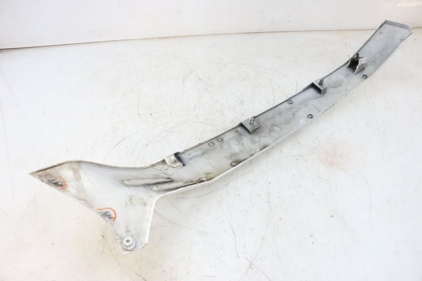 photo de rechter achterste dorpelplaat PIAGGIO VESPA GTS SUPER IE 125 (2009 - 2016) - Detail van het onderdeel