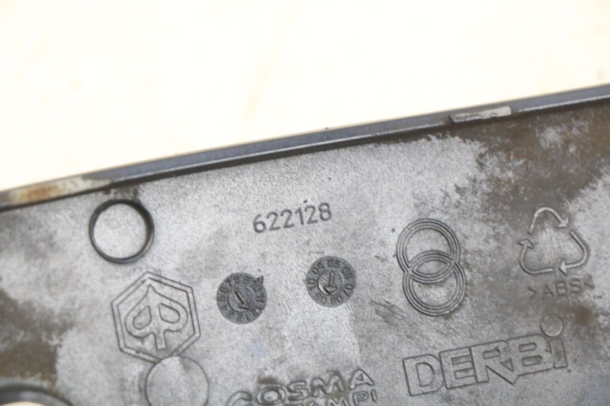 photo de rechter achterste dorpelplaat PIAGGIO VESPA LXV 125 (2006 - 2009) - Detail van het onderdeel