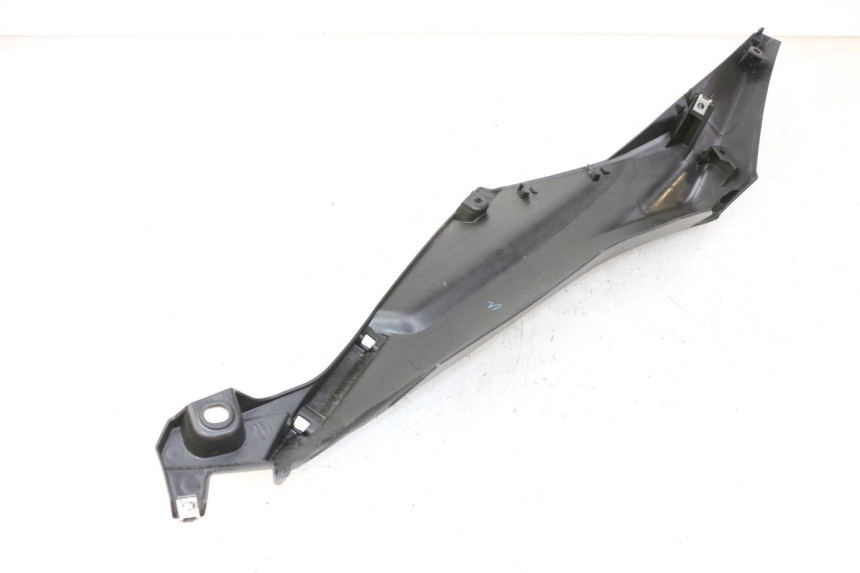 photo de rechter achterste dorpelplaat YAMAHA XMAX X-MAX 125 (2021 - 2025) - Technische close-up