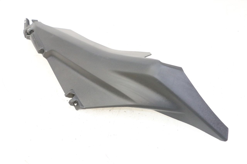 photo de rechter achterste dorpelplaat YAMAHA XMAX X-MAX 125 (2021 - 2025) - Bevestigingspunten