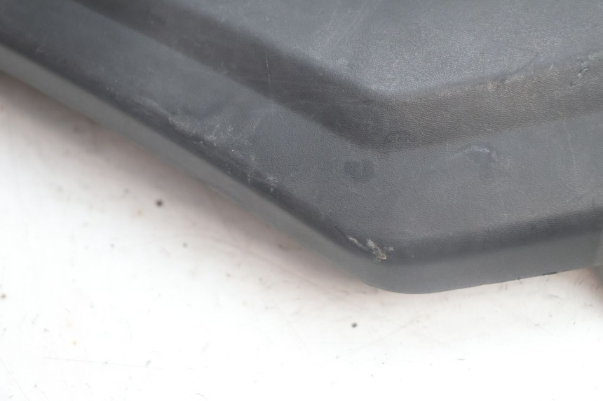 photo de rechter achterste dorpelplaat YAMAHA XMAX X-MAX 125 (2006 - 2009) - Detail van het onderdeel