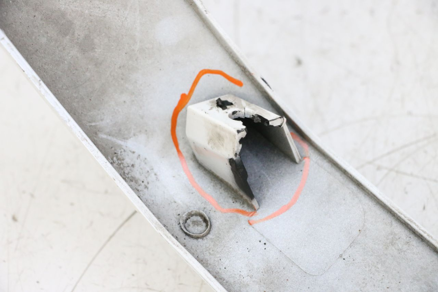 photo de Achterste linker dorpelplaat PIAGGIO VESPA GTS SUPER IE 125 (2009 - 2016) - Detail van het onderdeel