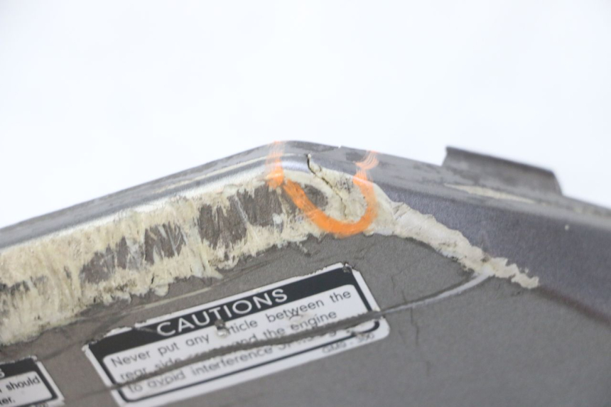 photo de RECHTER ZIJKWAND KYMCO DINK STREET 125 (2009 - 2014) - Detail van het onderdeel