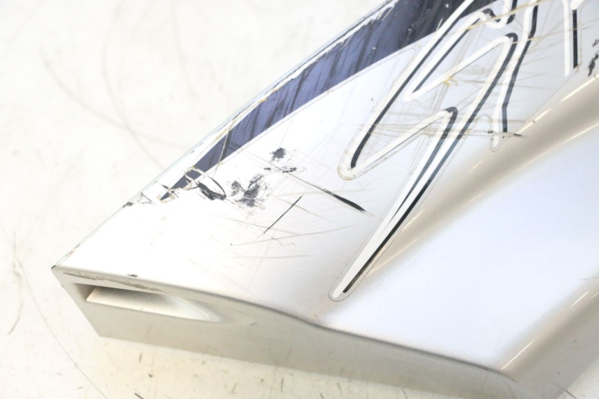 photo de RECHTER ZIJKANTSKIRT YAMAHA YP MAJESTY 125 (2002 - 2006) - Detail van het onderdeel