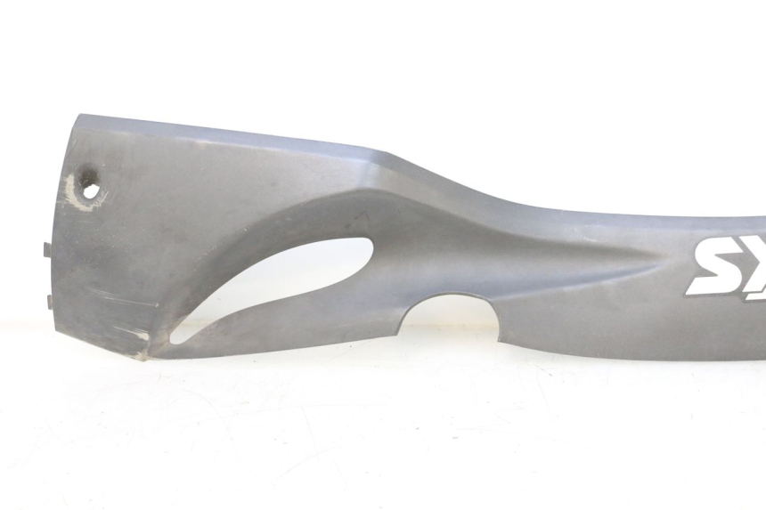 photo de LINKER ZIJKANTSKIRT SYM GTS EVO 125 (2009 - 2013) - Detail van het onderdeel