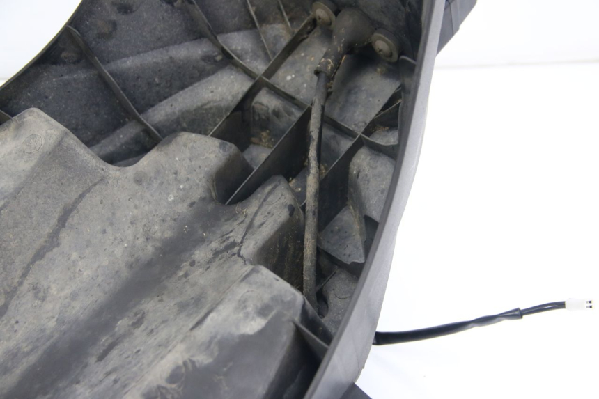 photo de ACHTERSPATBORD SUZUKI SIXTEEN 125 (2008 - 2010) - Zoom op gebruiksstaat