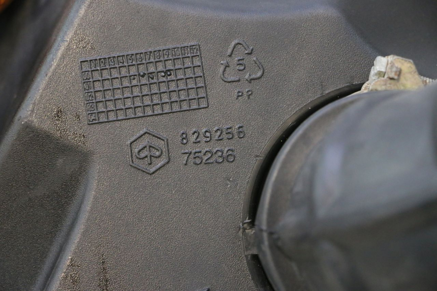 photo de LUCHTFILTERDOOS PIAGGIO BEVERLY 125 (1998 - 2005) - Detail van het onderdeel
