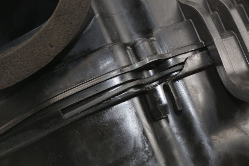 photo de LUCHTFILTERDOOS SUZUKI GSX-R GSXR 600 (2001 - 2003) - Zoom op gebruiksstaat