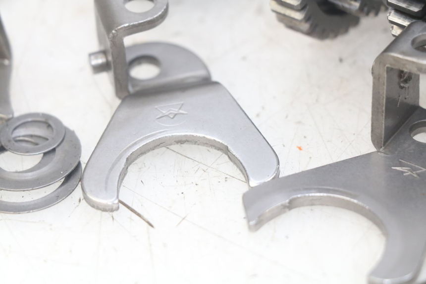 photo de VERSNELLINGSBAK PEUGEOT XP6 50 (2006 - 2011) - Bevestigingspunten