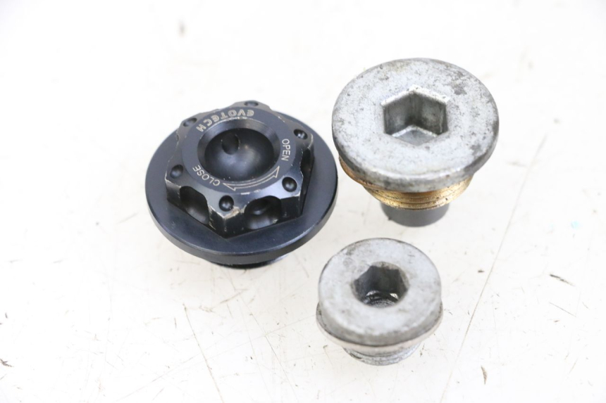 photo de OLIEKARTERDOP MV AGUSTA BRUTALE R WALLY 910 (2008 - 2008) - Hoofdaanzicht