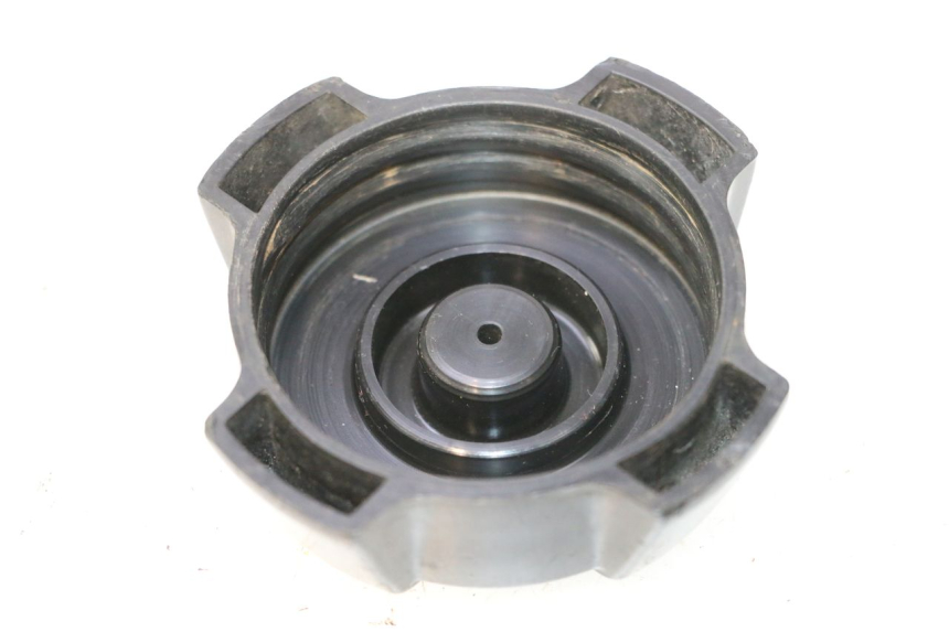 photo de BRANDSTOFTANKDOP SUZUKI DR S 600 (1985 - 1989) - Detail van het onderdeel