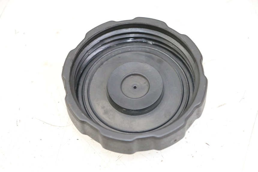 photo de BRANDSTOFFENDEKSEL TANK PEUGEOT SATELIS COMPRESSOR K15 125 (2006 - 2009) - Detail van het onderdeel