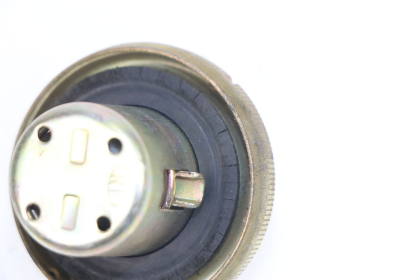 photo de BRANDSTOFFENDEKSEL TANK PEUGEOT SUM UP 125 (2008 - 2013) - Detail van het onderdeel