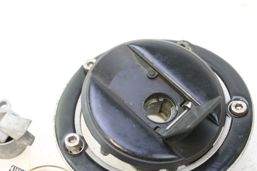 photo de BRANDSTOFTANKDOP SUZUKI SV S 650 (2003 - 2009) - Detail van het onderdeel