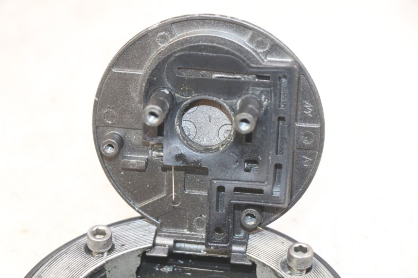 photo de BRANDSTOFFENDEKSEL TANK SYM WOLF SB 125 (2011 - 2018) - Andere kijkhoek