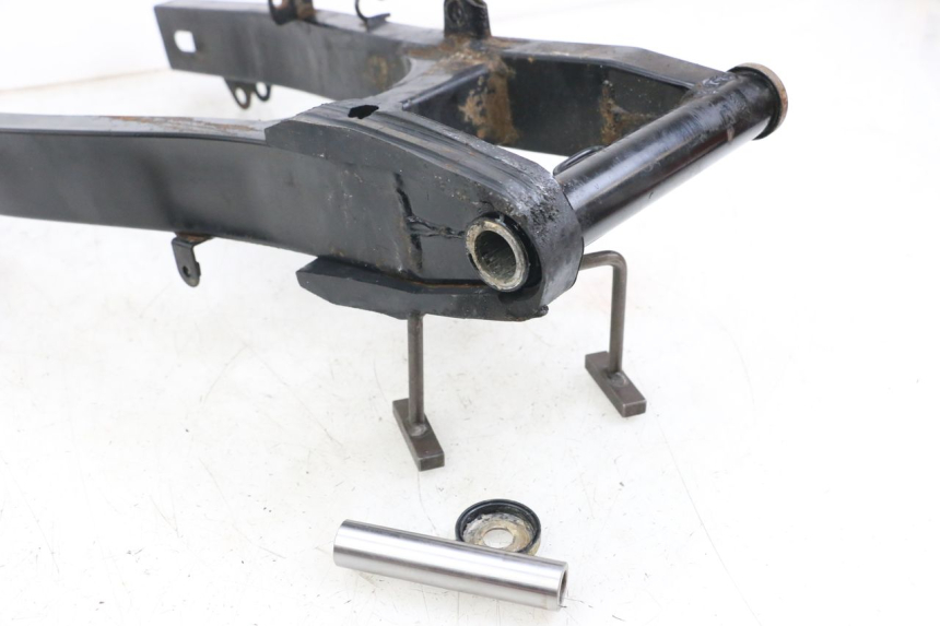 photo de SCHOMMELARM HYOSUNG GV AQUILA 125 (2000 - 2009) - Detail van het onderdeel