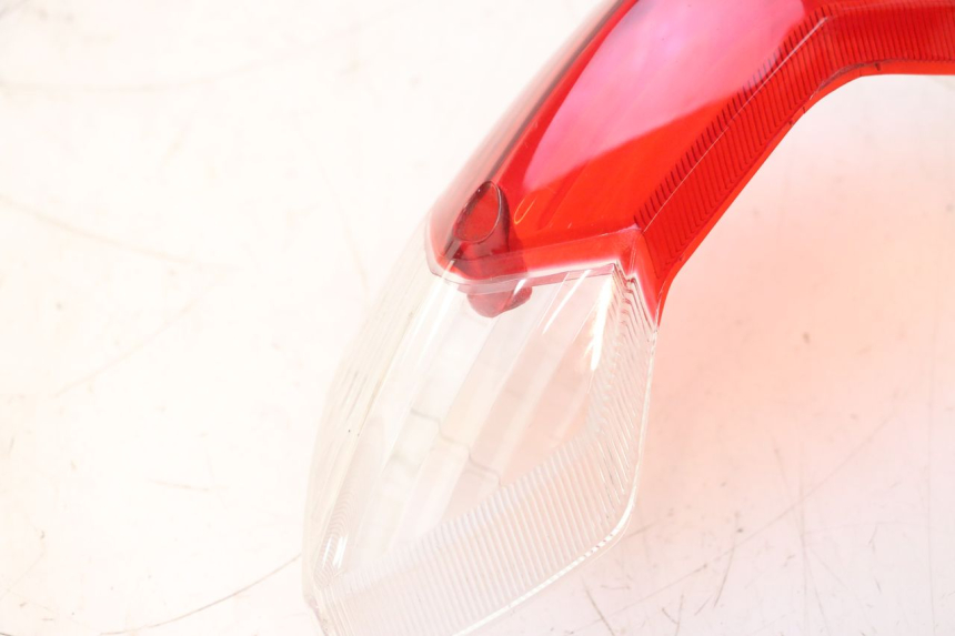 photo de ACHTERLICHTGLAS PEUGEOT KISBEE 4T 50 (2023 - 2026) - Zoom op gebruiksstaat
