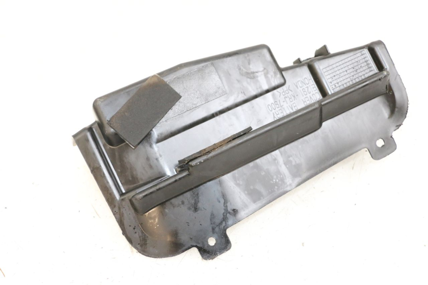 photo de BATTERIJAFDEKKING HONDA FES S-WING SWING ABS 125 (2007 - 2015) - Detail van het onderdeel