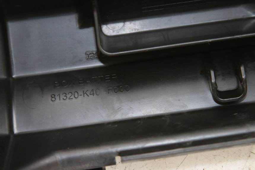 photo de BATTERIJAFDEKKING HONDA FORZA 125 (2015 - 2016) - Detail van het onderdeel