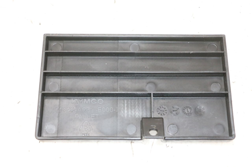 photo de BATTERIJAFDEKKING KYMCO LIKE 4T 50 (2019 - 2025) - Detail van het onderdeel
