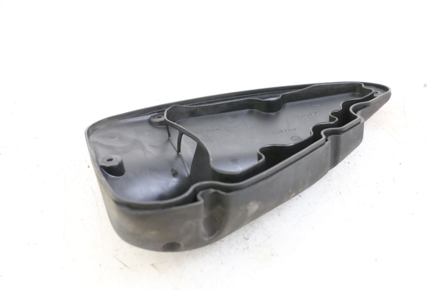 photo de LUCHTFILTERKASTDEKSEL RENAULT KOURANOS 125 (2001 - 2004) - Detail van het onderdeel