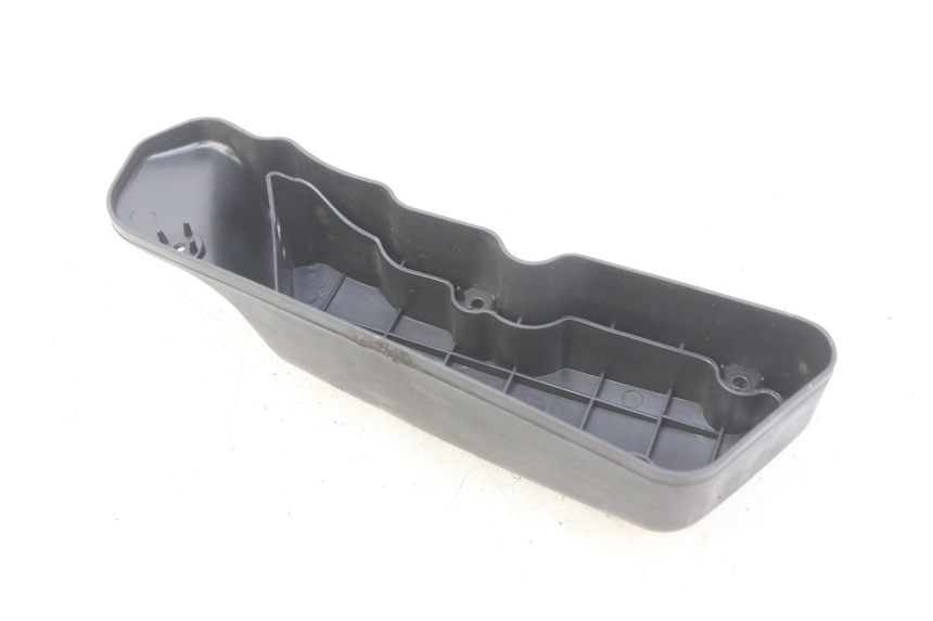 photo de LUCHTFILTERKASTDEKSEL PIAGGIO VESPA PRIMAVERA 2T 50 (2013 - 2018) - Detail van het onderdeel