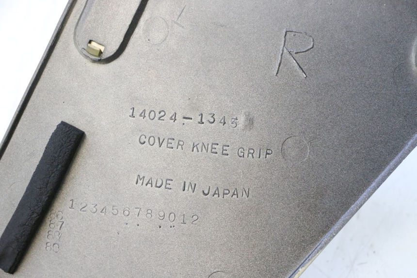photo de RECHTE ZIJDEKAP VAN HET CHASSIS KAWASAKI GPX F ZX750F 750 (1986 - 1990) - Detail van het onderdeel