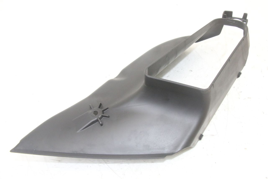 photo de RECHTER ZIJFRAMEKAP PEUGEOT SATELIS COMPRESSOR K15 125 (2006 - 2009) - Detail van het onderdeel