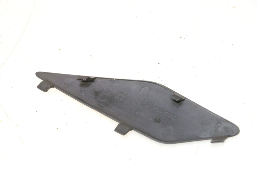 photo de RECHTE ZIJFRAMEDEKSEL PEUGEOT SATELIS 125 (2013 - 2018) - Detail van het onderdeel