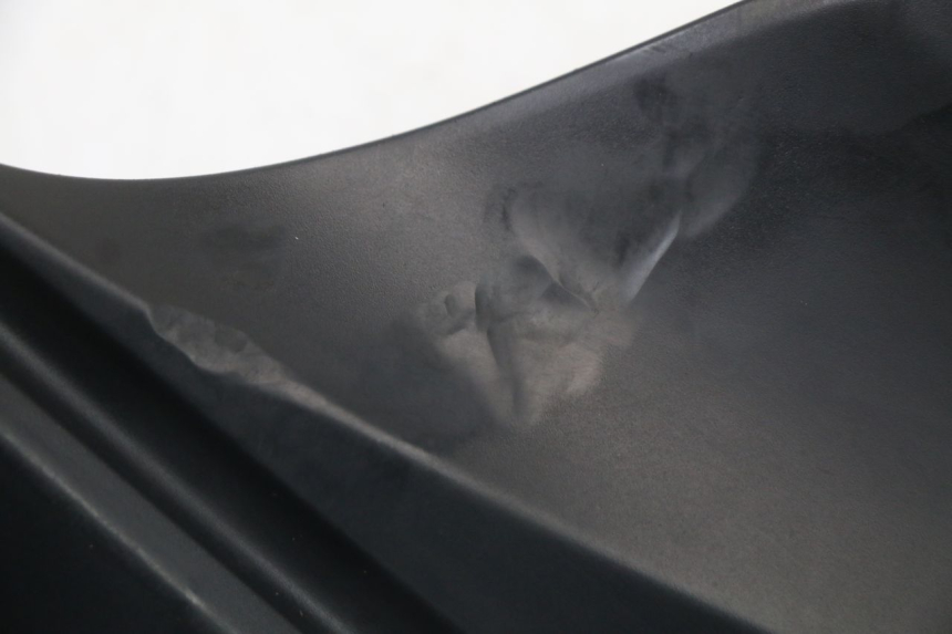 photo de RECHTER ZIJFRAMEKAP SUZUKI GSR 750 (2011 - 2017) - Zoom op gebruiksstaat