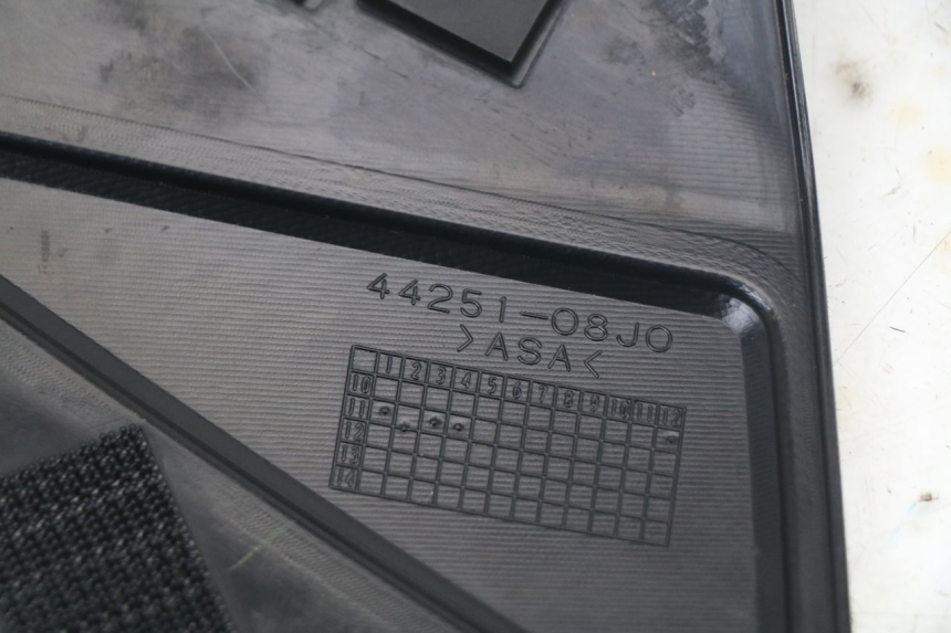 photo de RECHTER ZIJFRAMEKAP SUZUKI GSR 750 (2011 - 2017) - Markeringen en referenties